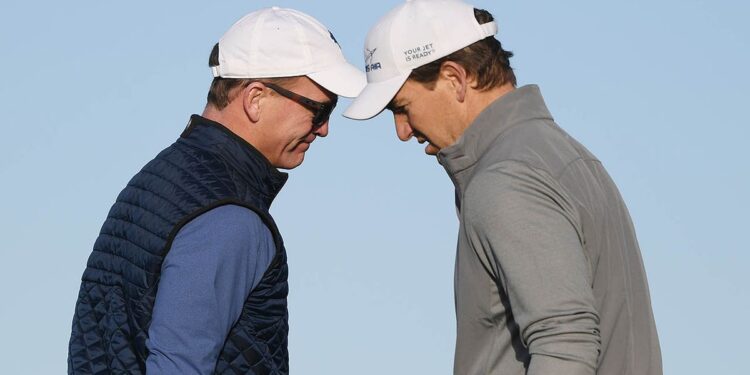 Eli Manning and Peyton Manning play golf