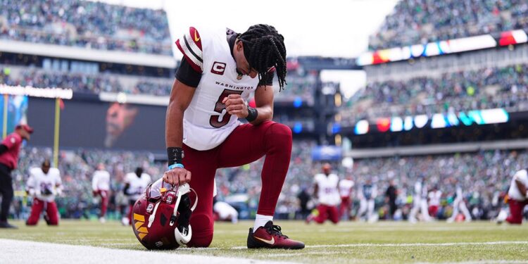 Jayden Daniels prays before game