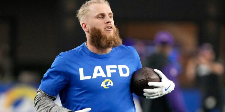 Cooper Kupp warms up