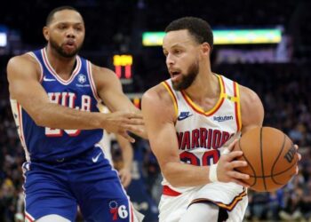 Stephen Curry playing for the Golden State Warriors.