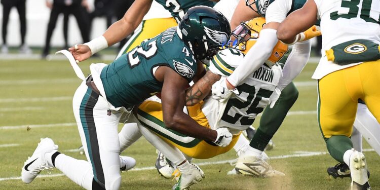 Packers players gets tackled