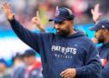 Jerod Mayo waves players over