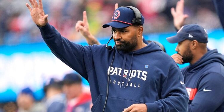 Jerod Mayo waves players over