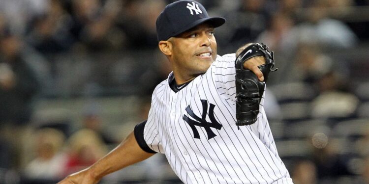 Mariano Rivera throws