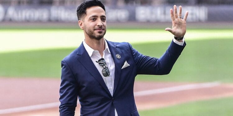 Ryan Braun salutes fans