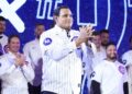 Sammy Sosa acknowledges crowd