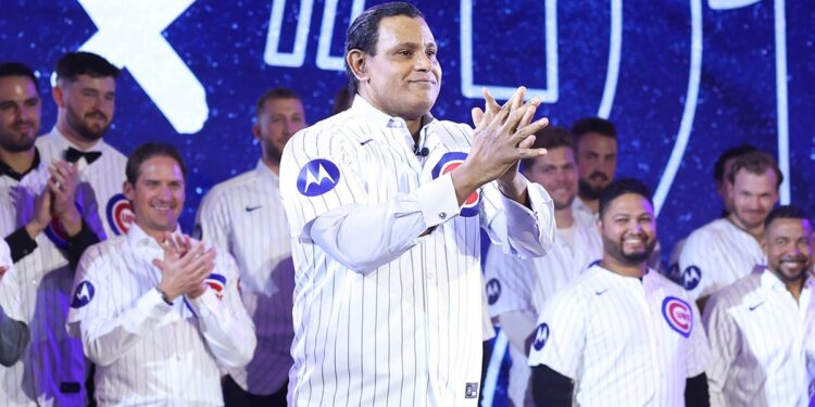 Sammy Sosa acknowledges crowd