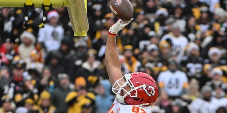 Travis Kelce dunks