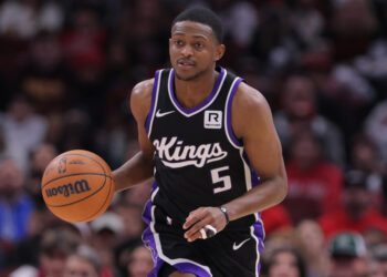 CHICAGO, IL - JANUARY 12: De'Aaron Fox #5 of the Sacramento Kings brings the ball up court during the second half against the Chicago Bulls on January 12, 2025 at the United Center in Chicago, Illinois. (Photo by Melissa Tamez/Icon Sportswire via Getty Images)