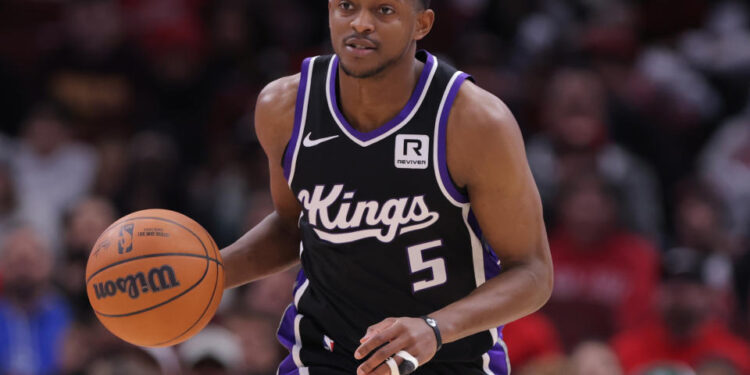 CHICAGO, IL - JANUARY 12: De'Aaron Fox #5 of the Sacramento Kings brings the ball up court during the second half against the Chicago Bulls on January 12, 2025 at the United Center in Chicago, Illinois. (Photo by Melissa Tamez/Icon Sportswire via Getty Images)