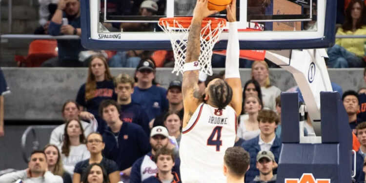 Auburn Tigers forward Johni Broome (4) dunks the ball as Auburn Tigers take on Arkansas Razorbacks at Neville Arena in Auburn, Ala., on Wednesday, Feb. 19, 2025. Auburn Tigers lead Arkansas Razorbacks 33-27 at halftime. PHOTO USA TODAY SPORTS IMAGES