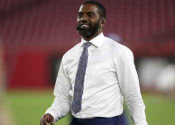 Football: ESPN analyst Randy Moss on field before Tampa Bay Buccaneers vs New York Giants game at Raymond James Stadium. Tampa, FL 11/22/2021 CREDIT: Simon Bruty (Photo by Simon Bruty/Sports Illustrated via Getty Images) (Set Number: X163871 TK1)