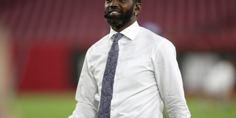 Football: ESPN analyst Randy Moss on field before Tampa Bay Buccaneers vs New York Giants game at Raymond James Stadium. Tampa, FL 11/22/2021 CREDIT: Simon Bruty (Photo by Simon Bruty/Sports Illustrated via Getty Images) (Set Number: X163871 TK1)