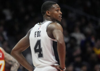 San Antonio Spurs De'Aaron Fox (4) moves on court against the Atlanta Hawks during the second half of an NBA basketball game, Wednesday, Feb. 5, 2025, in Atlanta. (AP Photo/Mike Stewart)