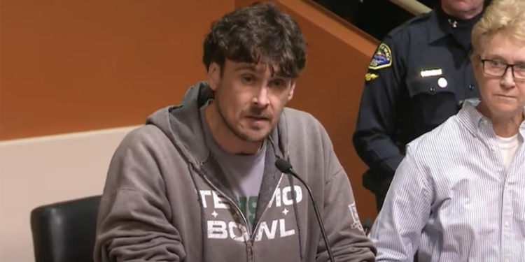 Chris Kluwe speaks at city council meeting