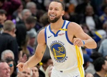 Steph Curry celebrates against the Sacramento Kings