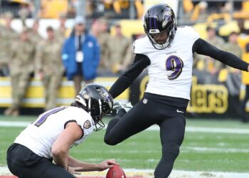 Justin Tucker kicks field goal