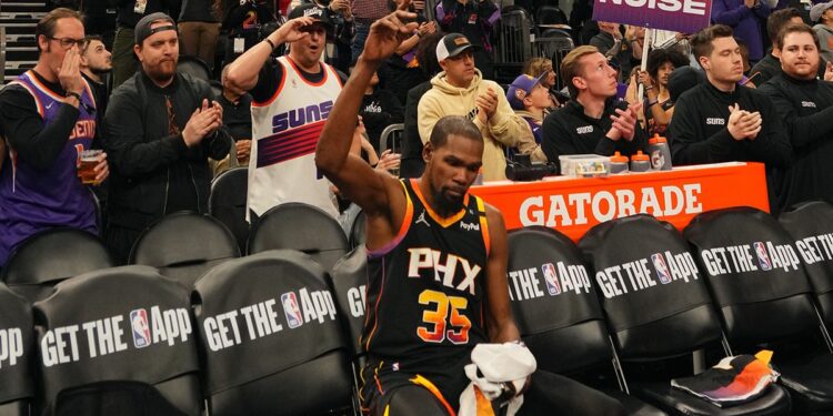 Kevin Durant salutes fans