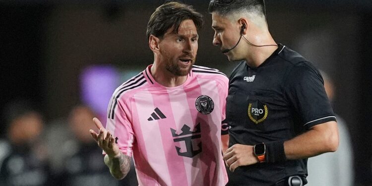 Lionel Messi talks to a ref