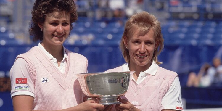 Pam Shriver and Martina Navratilova pose