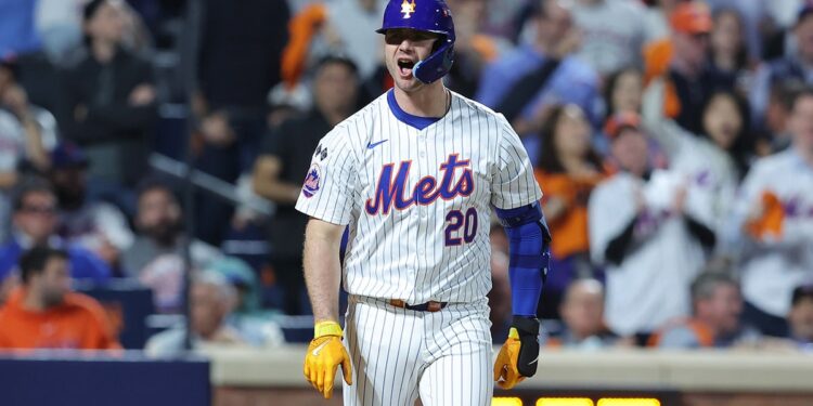 Pete Alonso celebrates a Hr