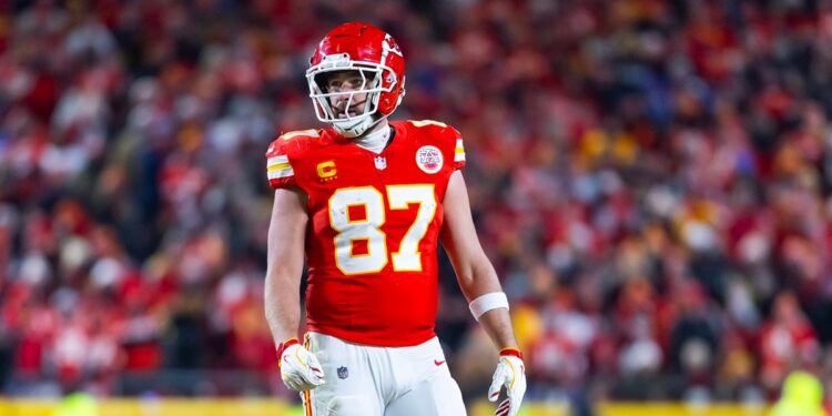 Travis Kelce on field