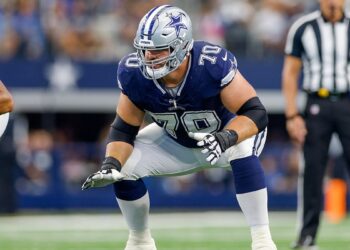 Zack Martin lines up