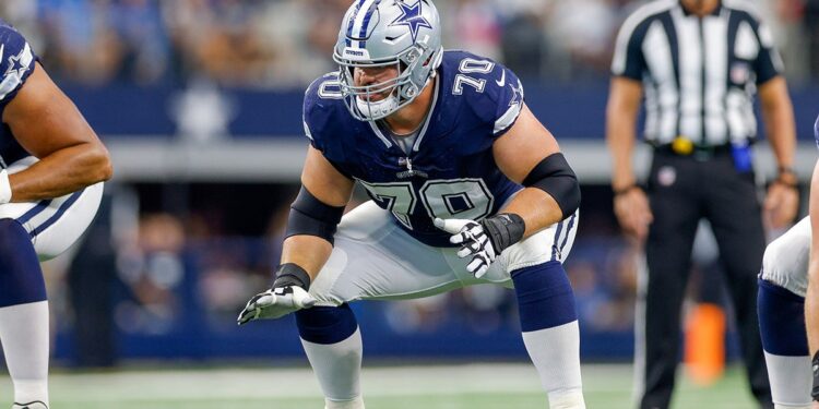 Zack Martin lines up