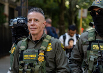 FILE PHOTO: Federal agents patrol Chicago streets