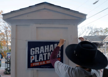 Democratic U.S. Senate candidate Platner campaigns in Ogunquit