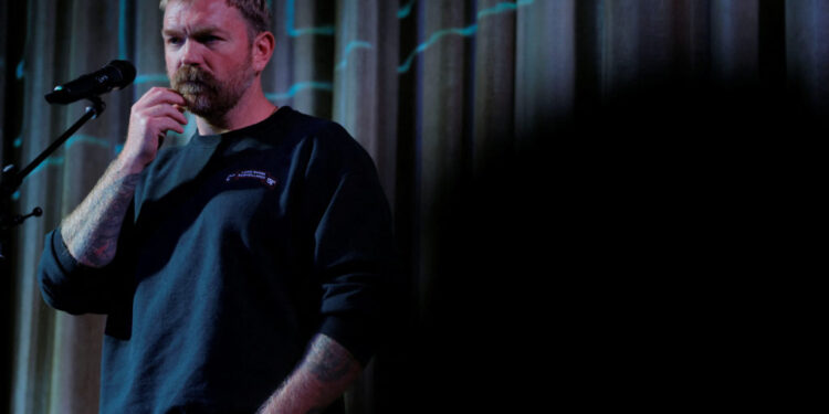 Democratic U.S. Senate candidate Platner campaigns in Ogunquit