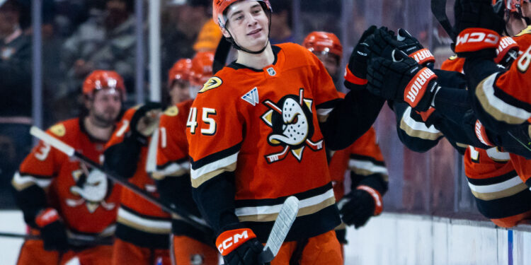 Ducks right wing Beckett Sennecke (45) reacts after scoring against...