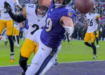 Baltimore Ravens tight end Mark Andrews fails to catch a high pass while Pittsburgh Steelers defensive back Chuck Clark defends during the second quarter of an AFC North division showdown of NFL football in Baltimore. (Karl Merton Ferron/Staff)