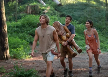 People We Meet on Vacation. (L-R) Lukas Gage as Buck, Tom Blyth as Alex and Emily Bader as Poppy in People We Meet on Vacation. Cr. Daniel Escale/Netflix © 2025