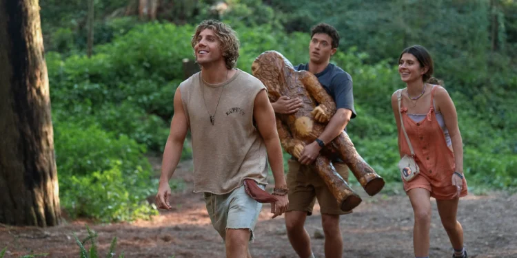 People We Meet on Vacation. (L-R) Lukas Gage as Buck, Tom Blyth as Alex and Emily Bader as Poppy in People We Meet on Vacation. Cr. Daniel Escale/Netflix © 2025