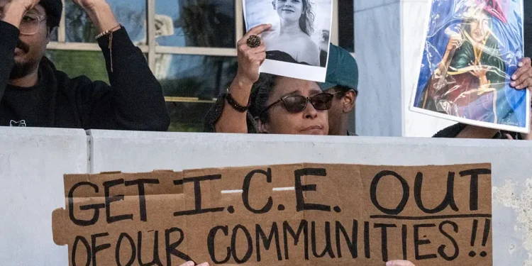 Acitvists protest Renee Good Shooting by ICE