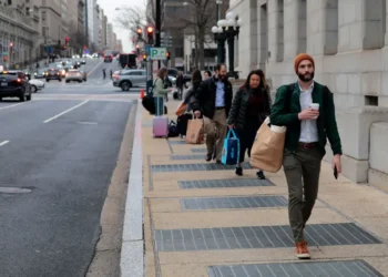 Terminated USAID Employees Collect Personal Items From Offices