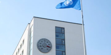 A huge thermometer shows a temperature of 39 degrees Celsius in Bonn