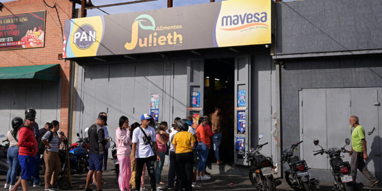 U.S. strikes Venezuelan capital