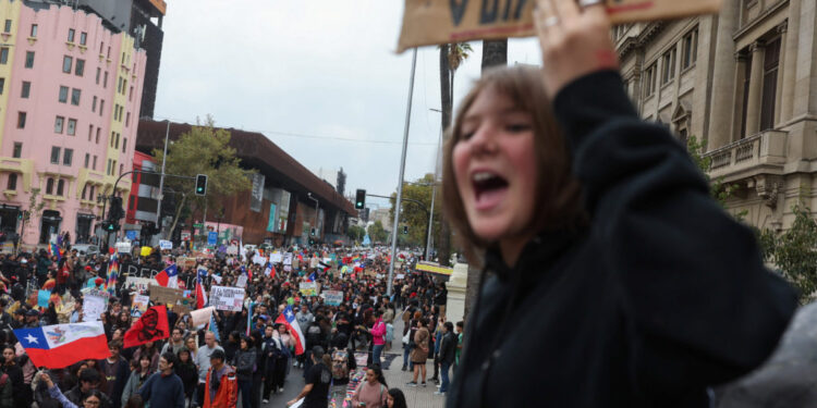 Environmental organizations gather in Santiago to mark World Water Day, calling for the defense of natural resources
