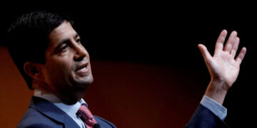 FILE PHOTO: Former U.S. Fed Governor Kevin Warsh in New York City