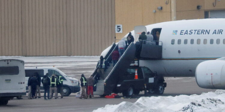 Deportation flight transfers detainees from Minnesota