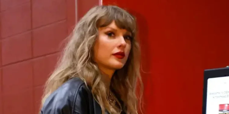 taylor swift seductive posing in photos