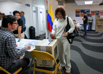 Colombians living in Venezuela vote for their next president at the Colombia consulate