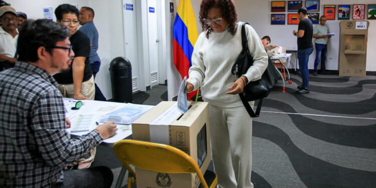 Colombians living in Venezuela vote for their next president at the Colombia consulate