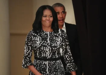barack-obama-smitten-with-michelle's boots