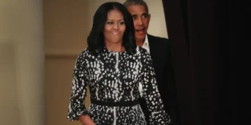 barack-obama-smitten-with-michelle's boots