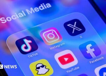 The app symbols for Snapchat, YouTube, Facebook, TikTok, Instagram and X are displayed on a smartphone screen, under the label Social Media.