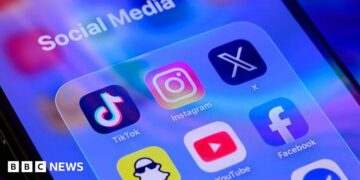 The app symbols for Snapchat, YouTube, Facebook, TikTok, Instagram and X are displayed on a smartphone screen, under the label Social Media.