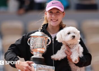 Mirra Andreeva kisses French Open trophy